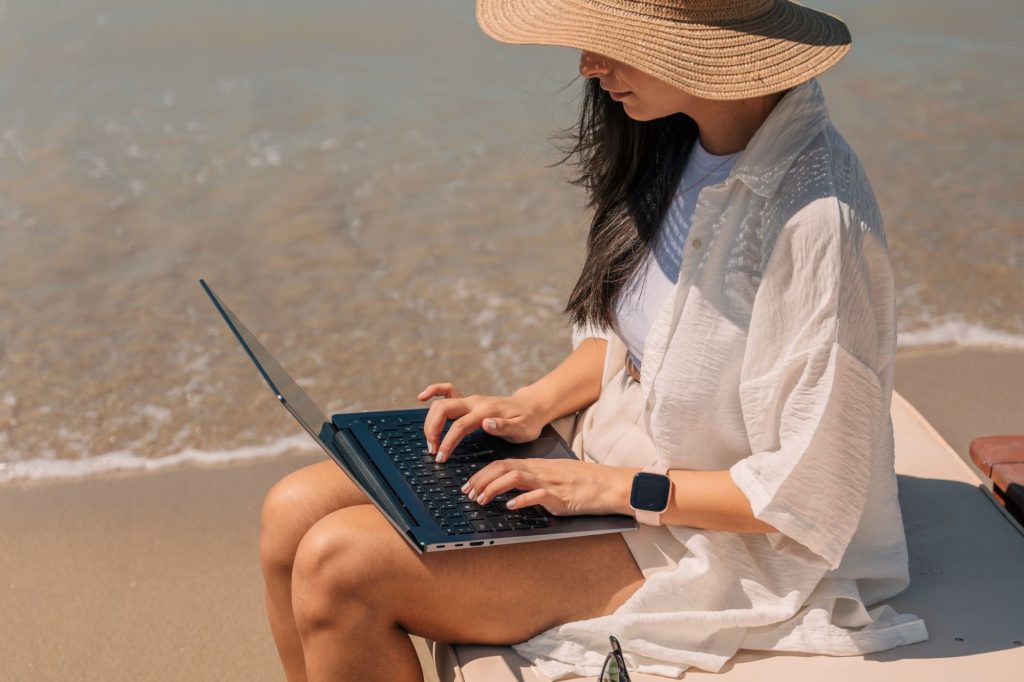 Ragazza pc spiaggia canva