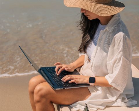 Ragazza pc spiaggia canva