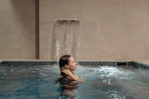 Donna in una piscina termale