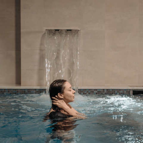 Donna in una piscina termale