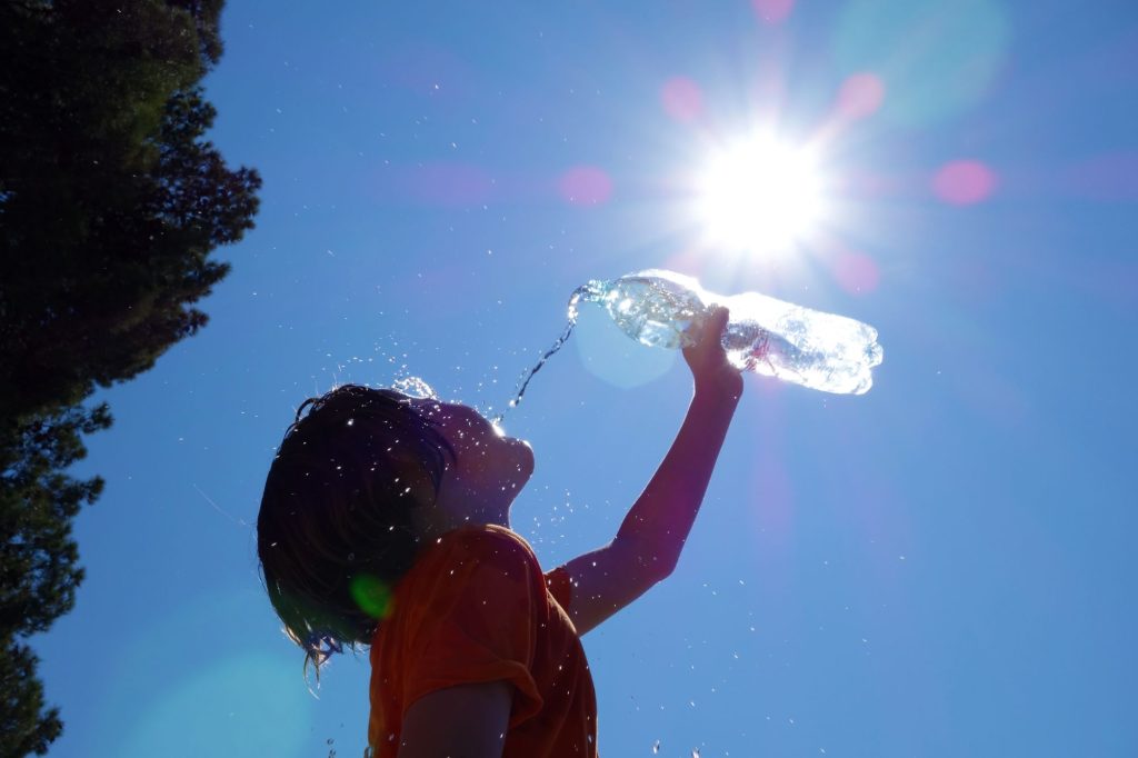Bambino soffre caldo canva