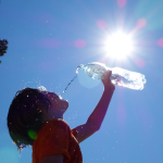 Bambino beve per il caldo
