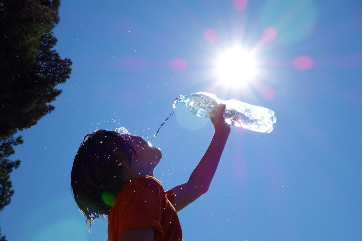 Bambino beve per il caldo