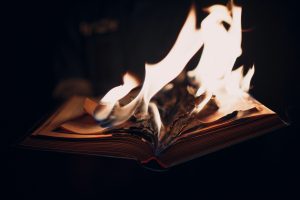 Libro distrutto ai canva