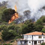 Incendio minaccia una casa