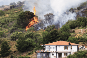 Incendio minaccia una casa