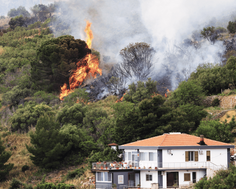 Incendio minaccia una casa