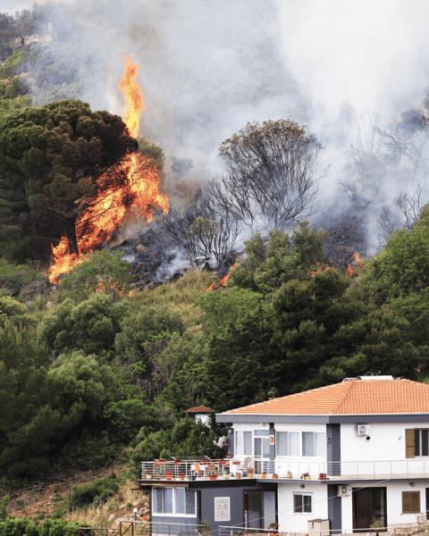 Incendio minaccia una casa