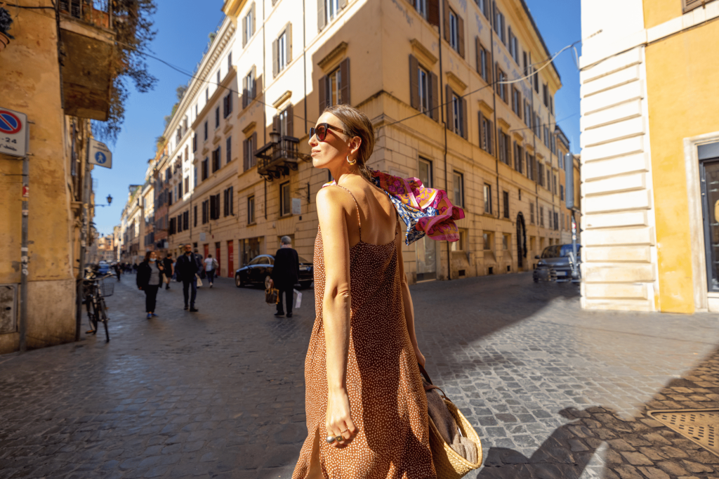 Donna passeggiata estate roma canva