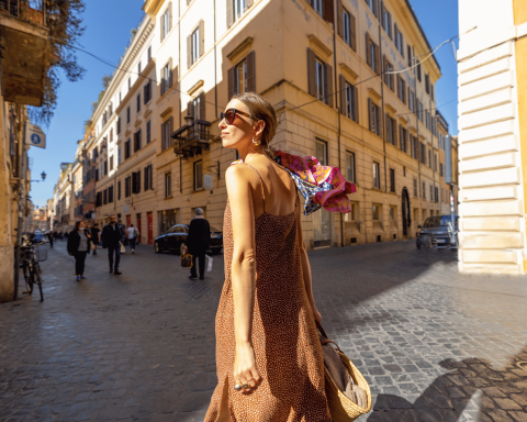 Donna passeggiata estate roma canva