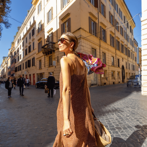 Donna passeggiata estate roma canva