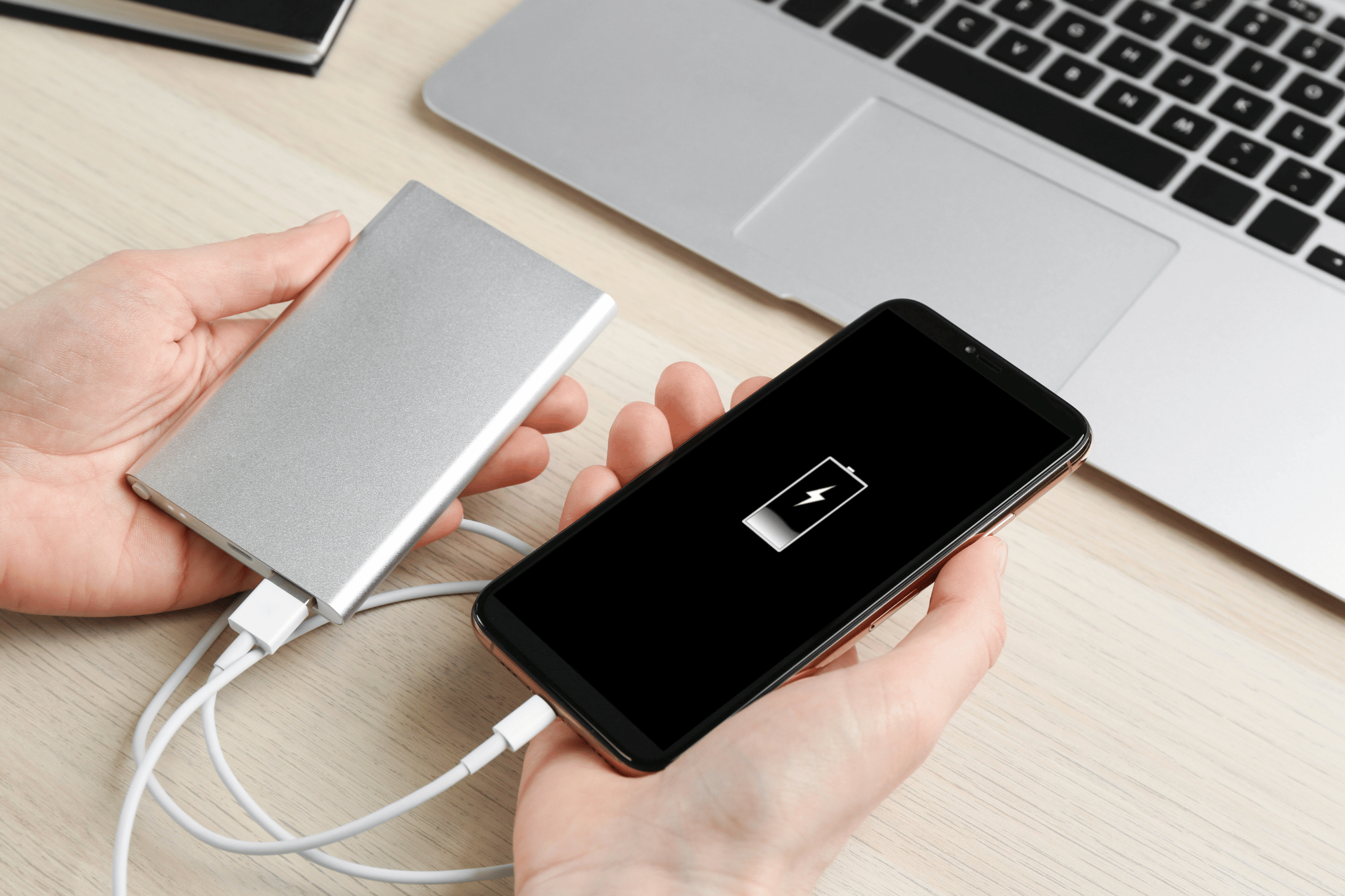 Batteria cellulare power bank canva