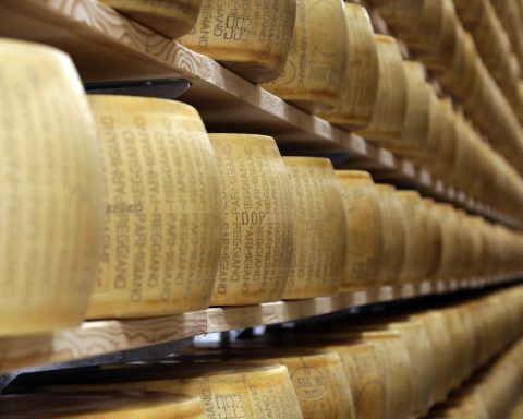 magazzino di stagionatura del Parmigiano Reggiano