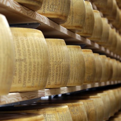 magazzino di stagionatura del Parmigiano Reggiano