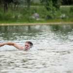 Giovane fa il bagno nel fiume