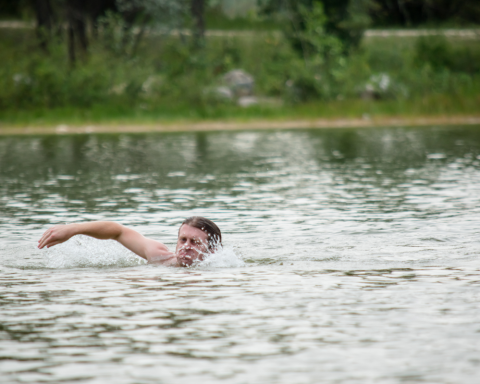 Giovane fa il bagno nel fiume