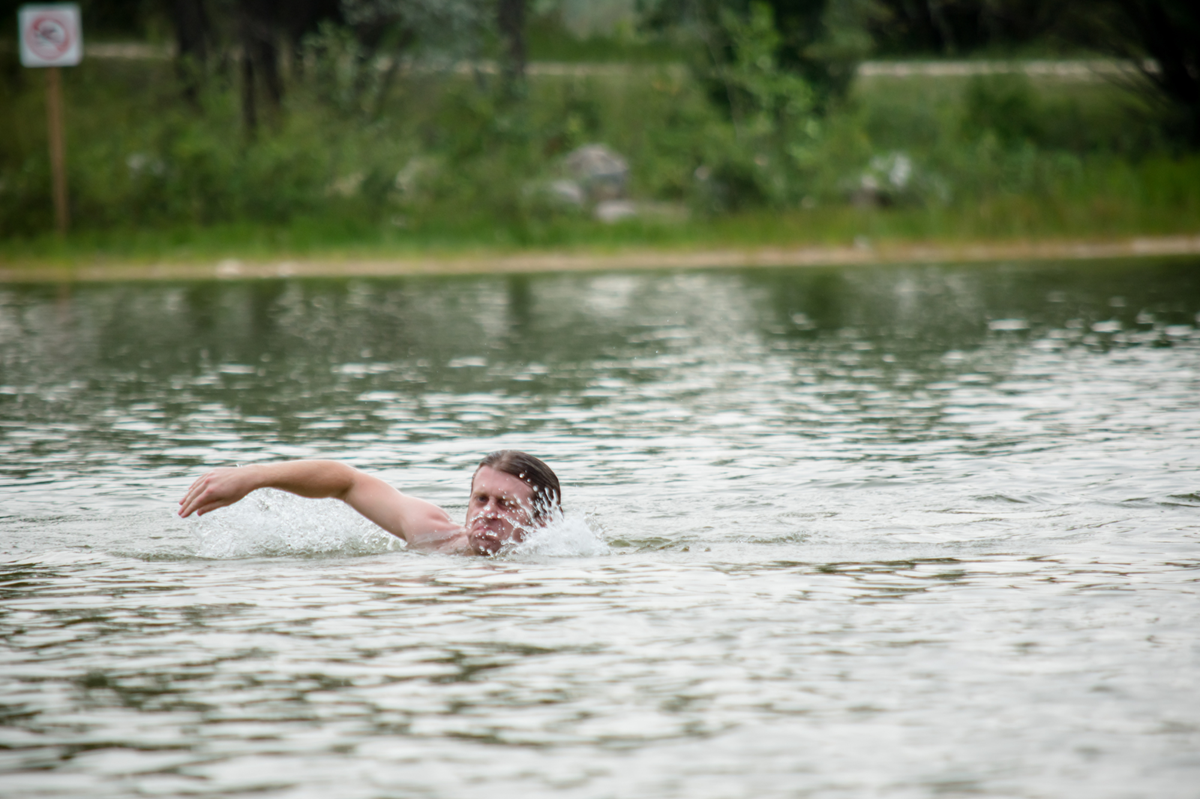 Giovane fa il bagno nel fiume