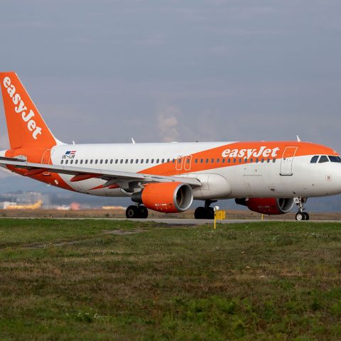Easyjet assume over 50 - Canva