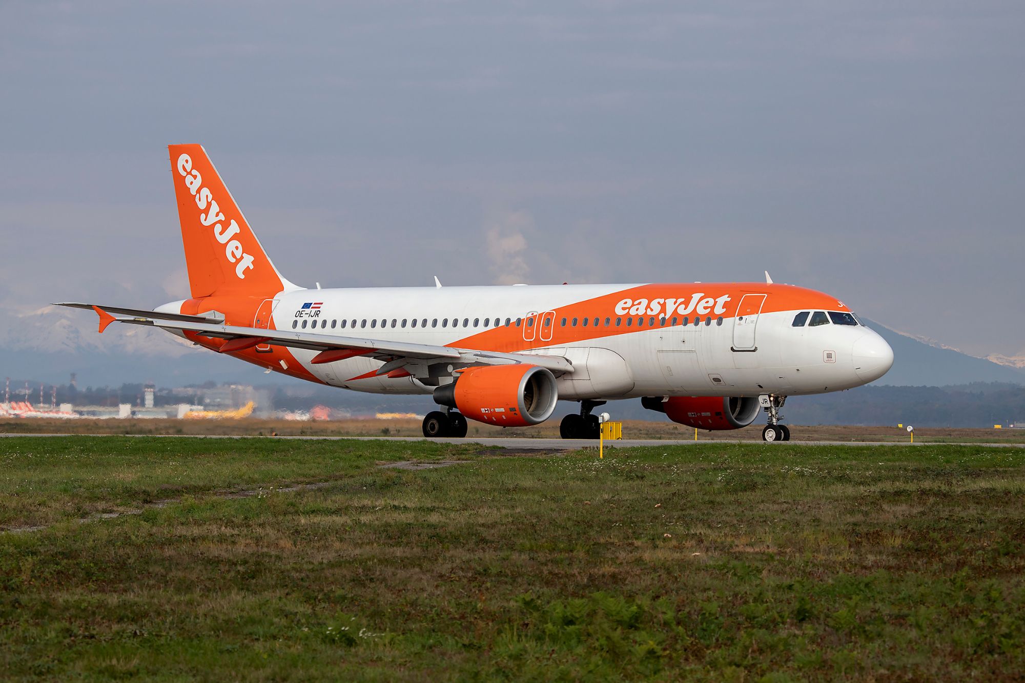 Easyjet assume over 50 - Canva