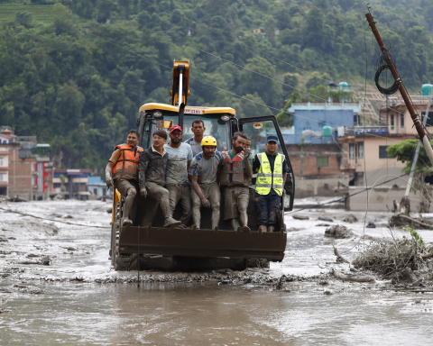 Soccorritori dopo l'inondazione in Nepal
