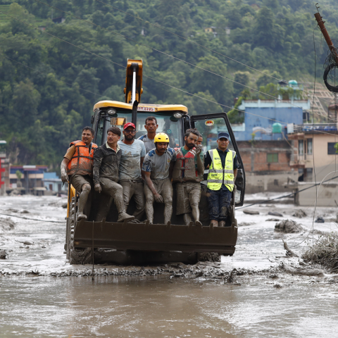 Soccorritori dopo l'inondazione in Nepal