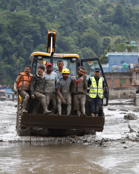 Soccorritori dopo l'inondazione in Nepal