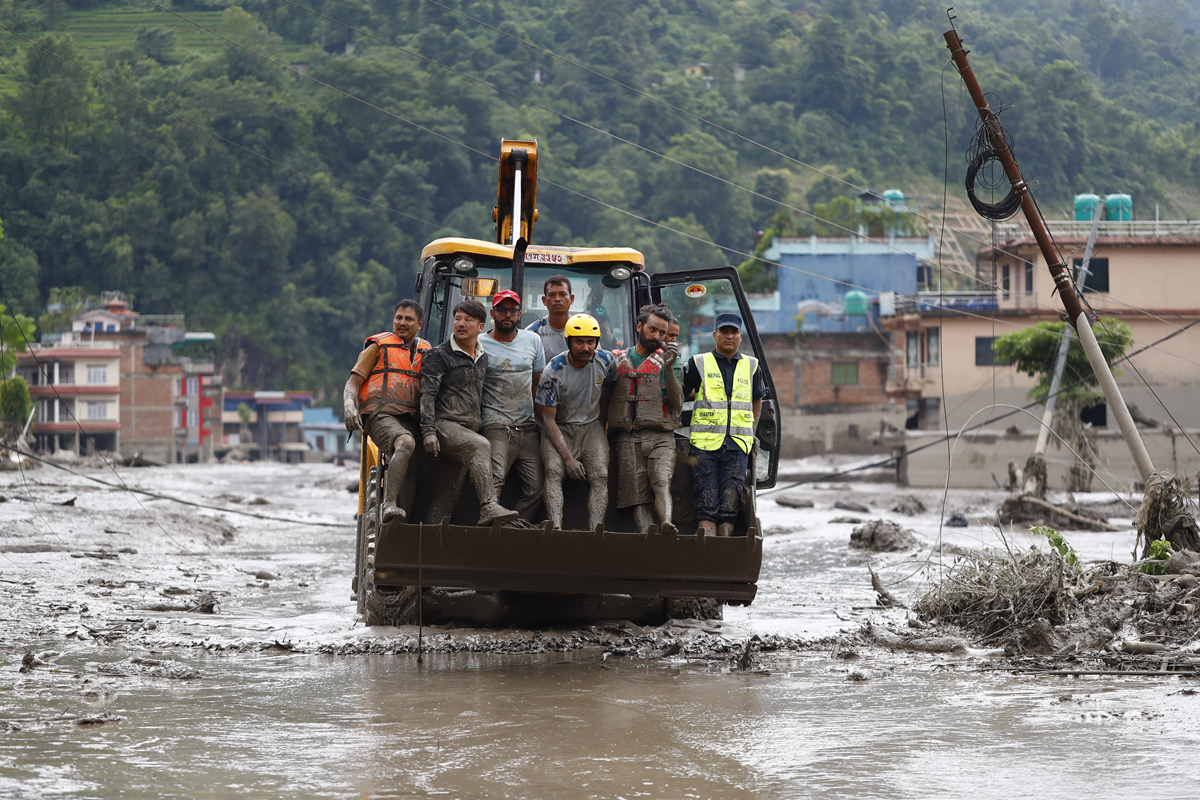 Soccorritori dopo l'inondazione in Nepal
