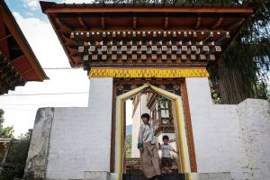 Bhutan donna bambino tempio afp