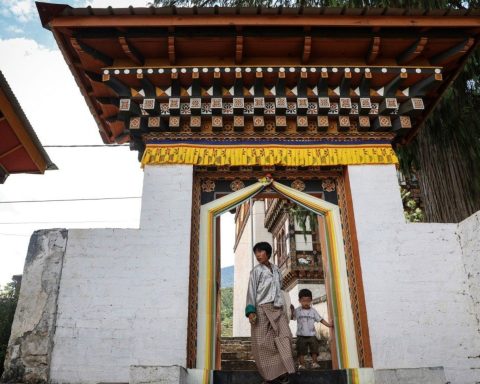Bhutan donna bambino tempio afp