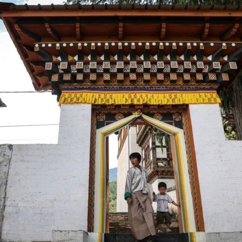 Bhutan donna bambino tempio afp