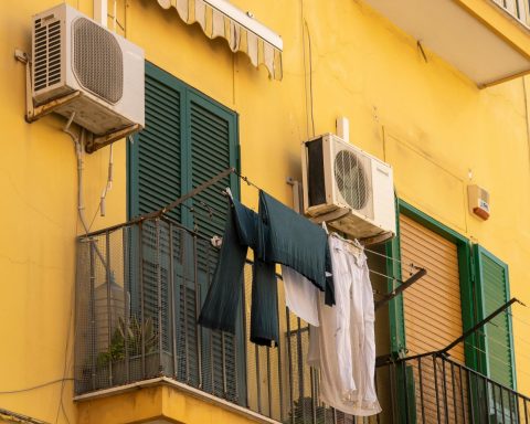 Motori dei condizionatori su un palazzo