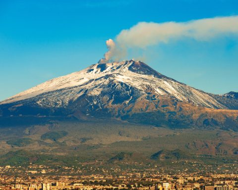 Etna eruzione vulcano canva