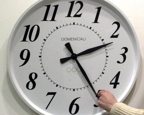 Ora solare 2026, il cambio 'conviene'?