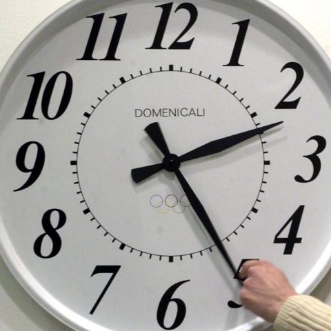 Ora solare 2026, il cambio 'conviene'?