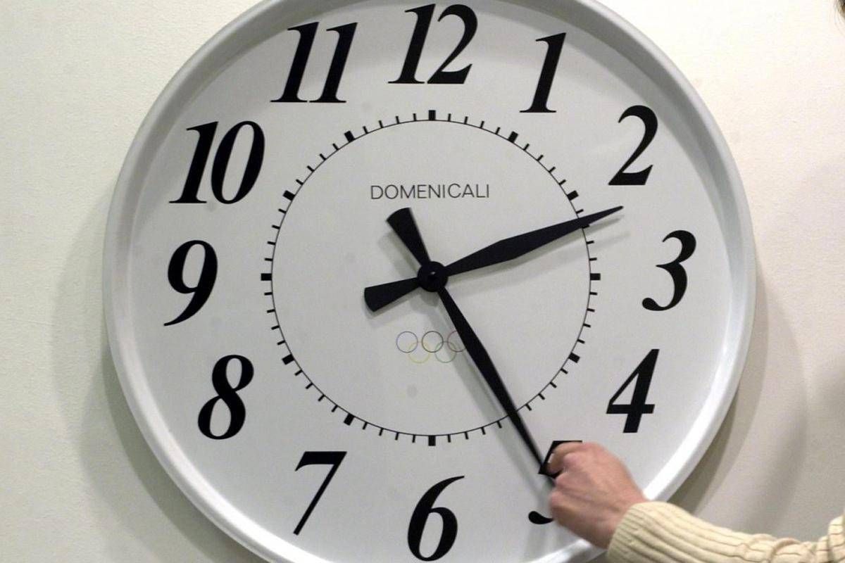 Ora solare 2026, il cambio 'conviene'?