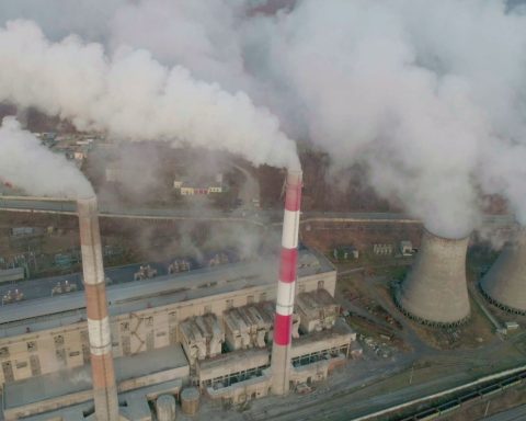 Vista aerea centrale elettrica storyblock