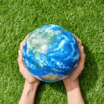 Pianeta terra tra le mani