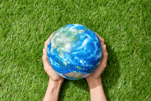 Pianeta terra tra le mani