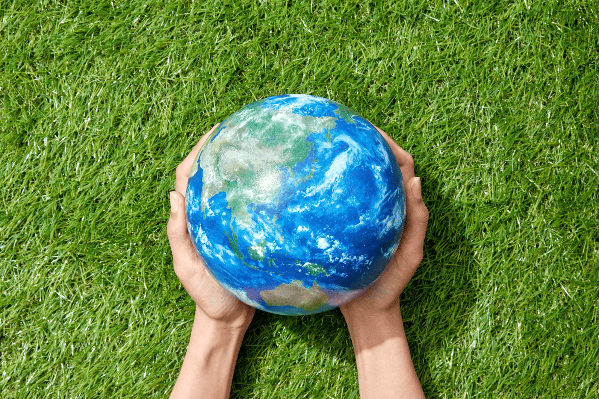 Pianeta terra tra le mani