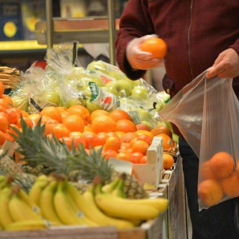 Spreco alimentare, scende sotto i 500 grammi a testa a settimana