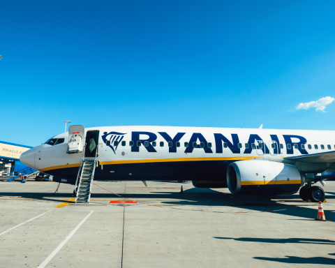 Aereo ryanair atterra canva