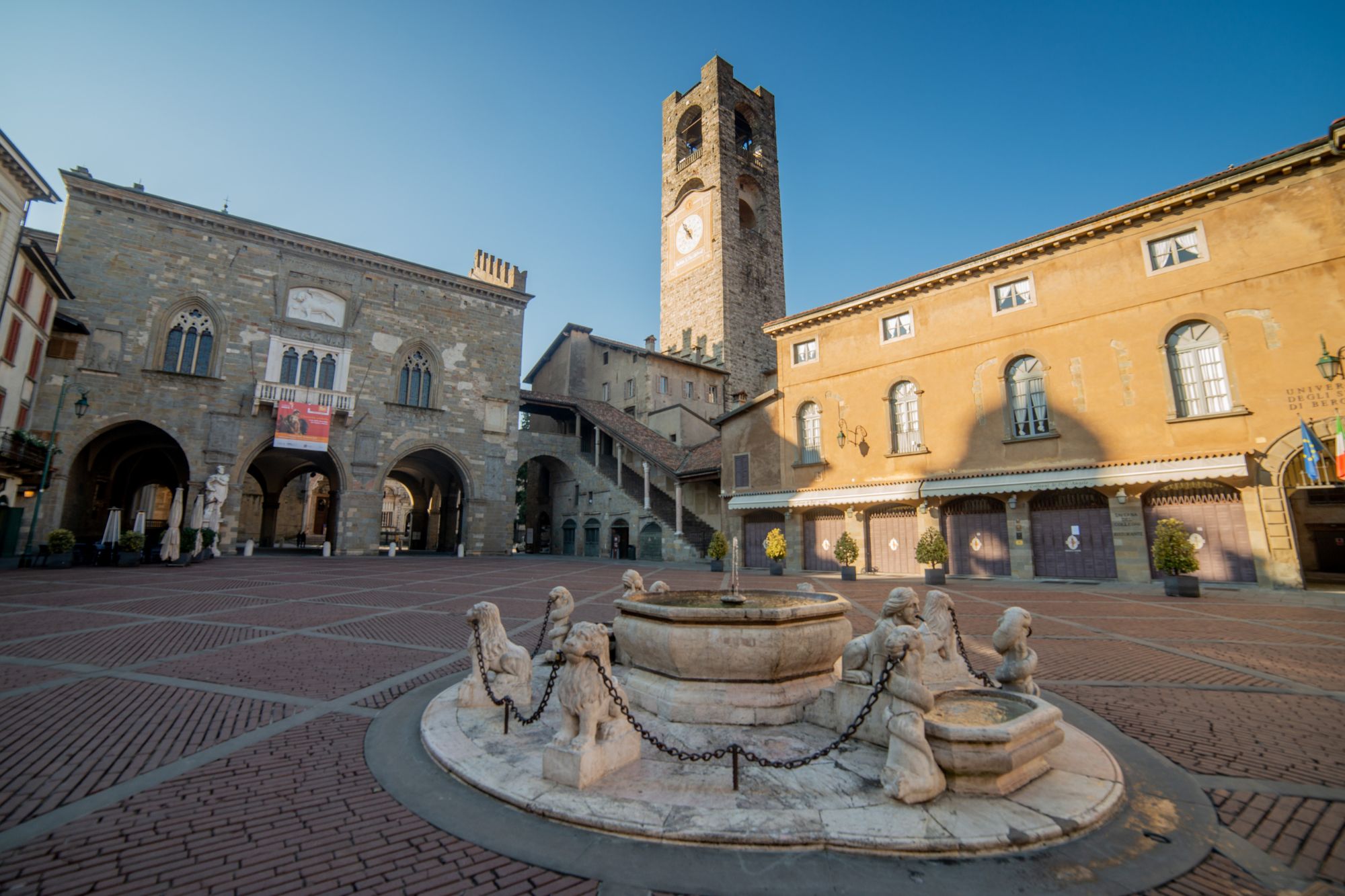 Piazza vecchia bergamo canva