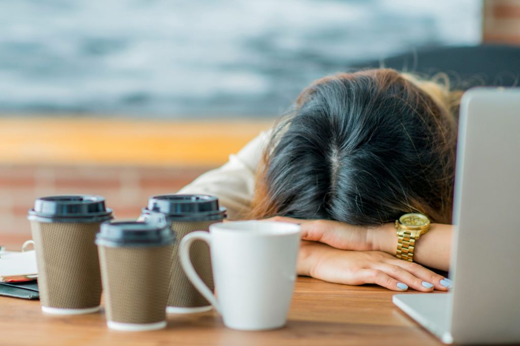 Donna esausta lavoro canva