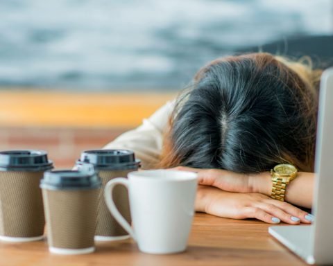 Donna esausta lavoro canva