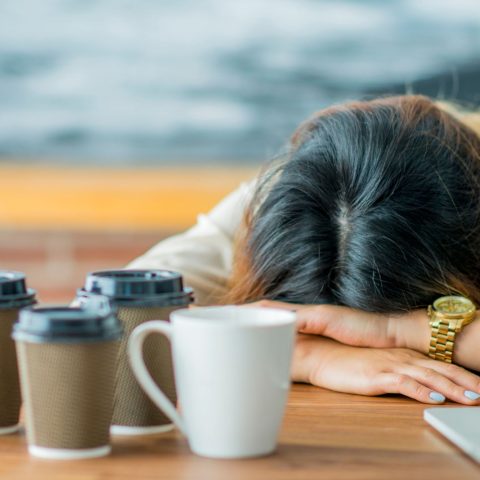 Donna esausta lavoro canva