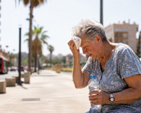 Signora su una panchina soffre il caldo