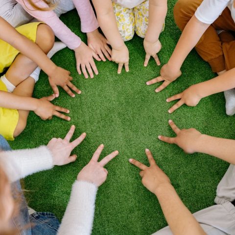 Bambini giocano su un prato