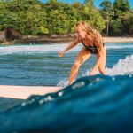 Donna che fa surf