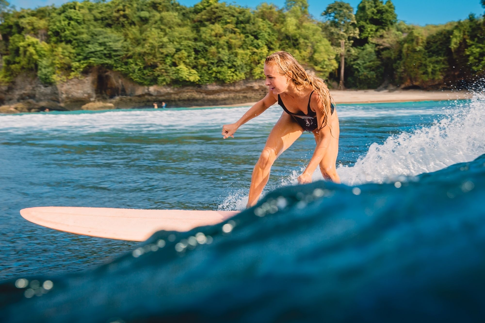 Donna che fa surf