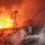 Soldati e vigili del fuoco lavorano per contenere un incendio boschivo a Banjarbaru, nella provincia del Kalimantan Meridionale